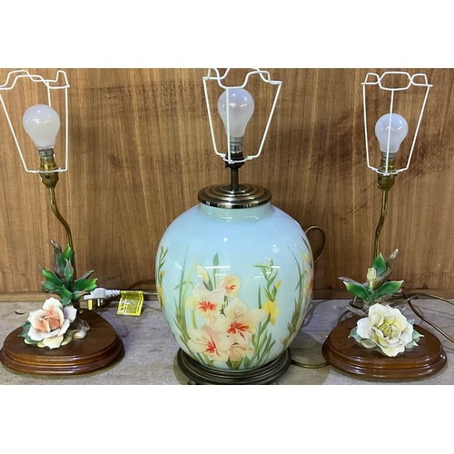 687 - Chinese style table lamp with globular body and a pair of table lamps decorated with ceramic roses (... 