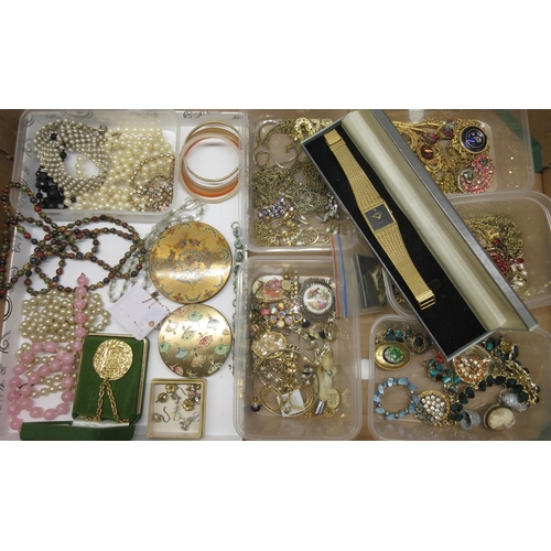 161 - Large collection of modern and vintage costume jewellery including brooches, necklaces, faux pearls,... 