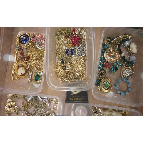 161 - Large collection of modern and vintage costume jewellery including brooches, necklaces, faux pearls,... 