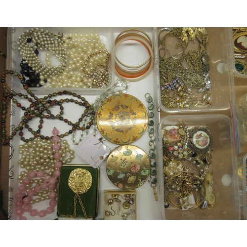 161 - Large collection of modern and vintage costume jewellery including brooches, necklaces, faux pearls,... 