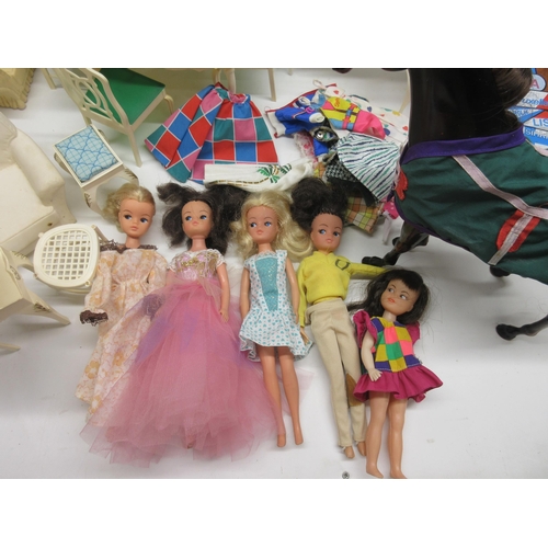 652 - Phil Daniels Collection - Selection of vintage Sindy circa 1970's dolls and accessories to include t... 