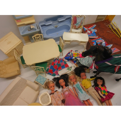 652 - Phil Daniels Collection - Selection of vintage Sindy circa 1970's dolls and accessories to include t... 