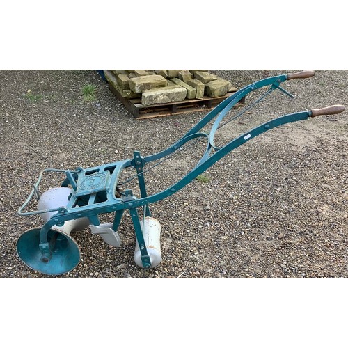 822 - ORD & Maddison seed drill in great working order