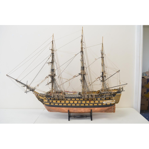 1322 - Large well built and finished wooden plank on frame 1/84 scale HMS Victory, model with an exceptiona... 