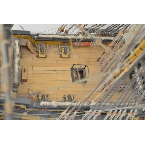 1322 - Large well built and finished wooden plank on frame 1/84 scale HMS Victory, model with an exceptiona... 