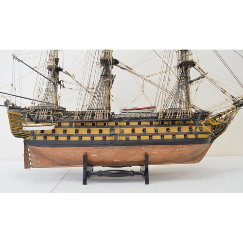 1322 - Large well built and finished wooden plank on frame 1/84 scale HMS Victory, model with an exceptiona... 