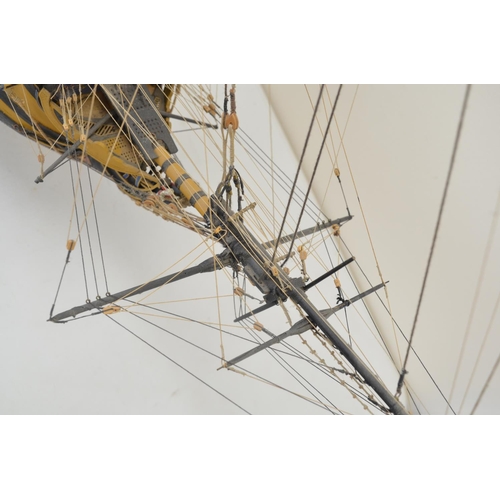 1322 - Large well built and finished wooden plank on frame 1/84 scale HMS Victory, model with an exceptiona... 