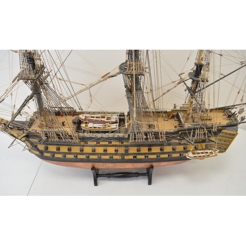 1322 - Large well built and finished wooden plank on frame 1/84 scale HMS Victory, model with an exceptiona... 