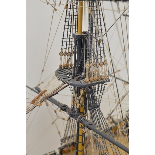 1322 - Large well built and finished wooden plank on frame 1/84 scale HMS Victory, model with an exceptiona... 