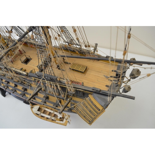 1322 - Large well built and finished wooden plank on frame 1/84 scale HMS Victory, model with an exceptiona... 