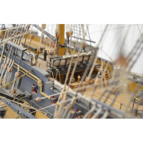 1322 - Large well built and finished wooden plank on frame 1/84 scale HMS Victory, model with an exceptiona... 