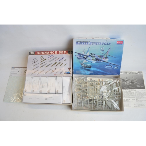 1276 - Collection of mostly unstarted 1/48 and 1/32 scale plastic model kits to include 2x 1/48 Hasegawa F-... 