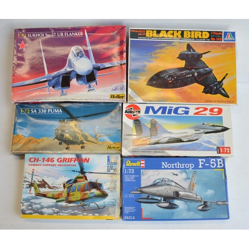 1279 - Collection of 1/72 scale plastic model kits, international/US types, please note most models without... 