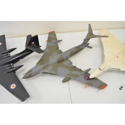 1285 - Four built 1/72 scale plastic model kits to include Victor, Valiant, Vulcan and a Comet, mostly spra... 