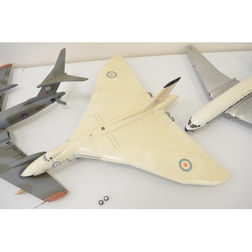 1285 - Four built 1/72 scale plastic model kits to include Victor, Valiant, Vulcan and a Comet, mostly spra... 