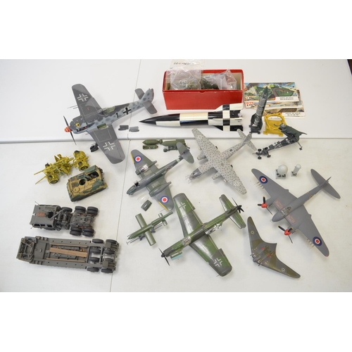 1291 - Collection of built plastic model kits, mainly WW2 including aircraft and armour, Airfix 1/24 scale ... 