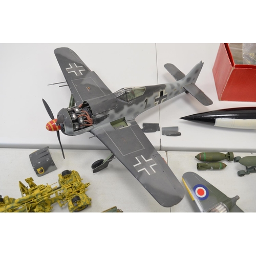 1291 - Collection of built plastic model kits, mainly WW2 including aircraft and armour, Airfix 1/24 scale ... 