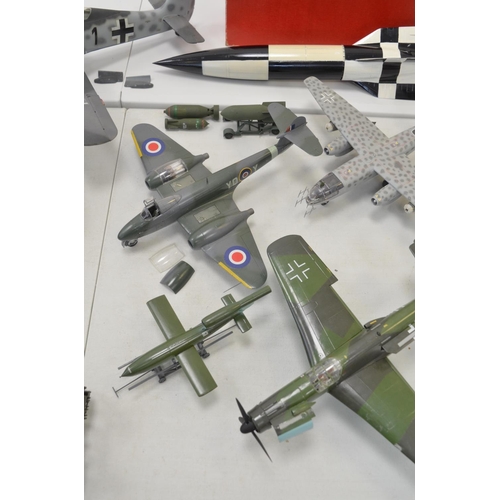 1291 - Collection of built plastic model kits, mainly WW2 including aircraft and armour, Airfix 1/24 scale ... 