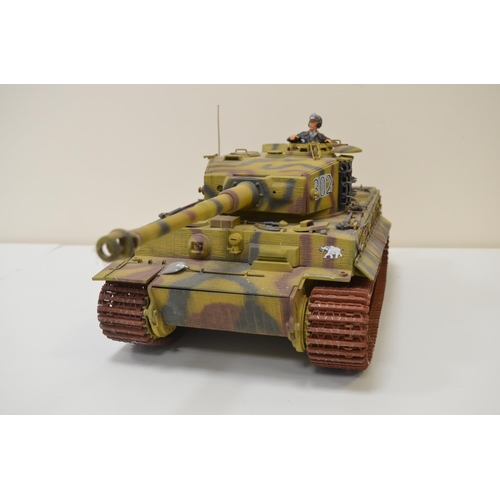 1294 - Competently built Hachette magazine partworks 1/16 scale Tiger tank model, mostly metal model with p... 