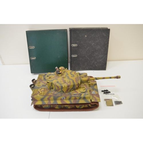 1294 - Competently built Hachette magazine partworks 1/16 scale Tiger tank model, mostly metal model with p... 