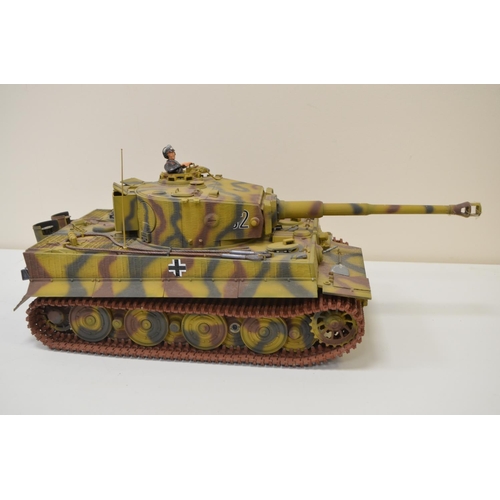 1294 - Competently built Hachette magazine partworks 1/16 scale Tiger tank model, mostly metal model with p... 