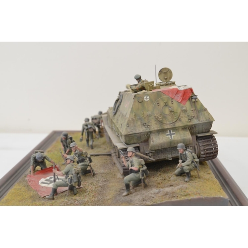 1302 - A pair of highly detailed and very well constructed 1/35 scale plastic model WWII dioramas depicting... 