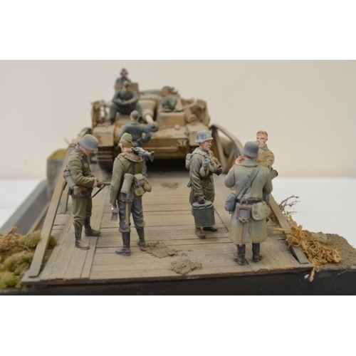 1307 - A pair of highly detailed and very well constructed 1/35 scale plastic model WWII dioramas depicting... 