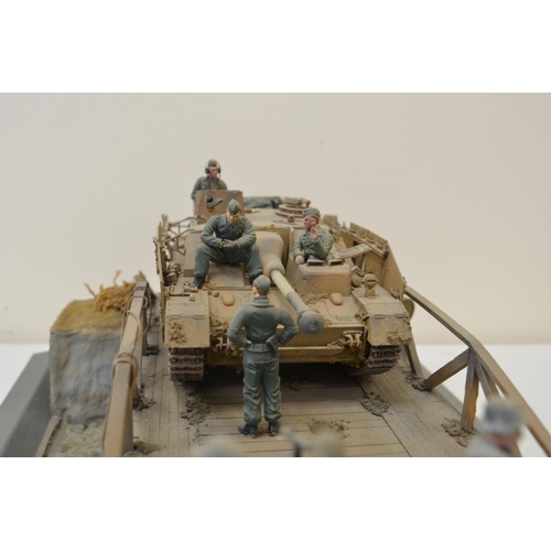 1307 - A pair of highly detailed and very well constructed 1/35 scale plastic model WWII dioramas depicting... 