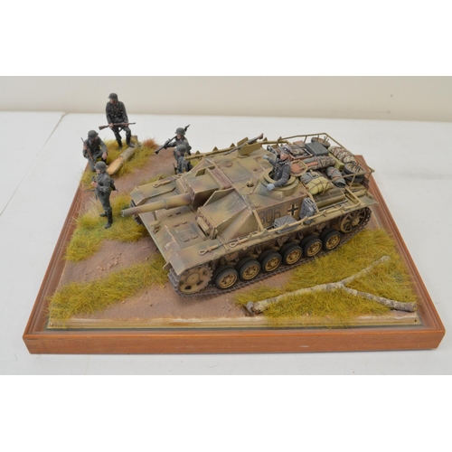 1309 - A pair of highly detailed and very well constructed 1/35 scale plastic model WWII German dioramas, o... 