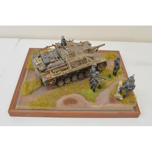 1309 - A pair of highly detailed and very well constructed 1/35 scale plastic model WWII German dioramas, o... 