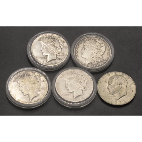 675 - 1904 New Orelans Mint Silver dollar, 1924 1926 & 1927 silver Peace dollars and a 1971 dollar coin (5... 