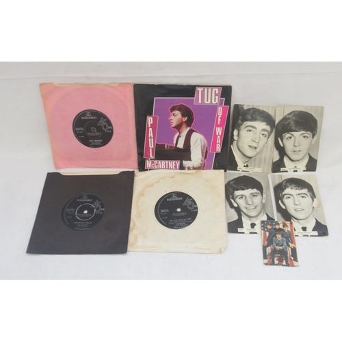 913 - Assorted collection of 45' singles from the Rolling Stone and the Beatles, to inc. 4 postcards of th... 