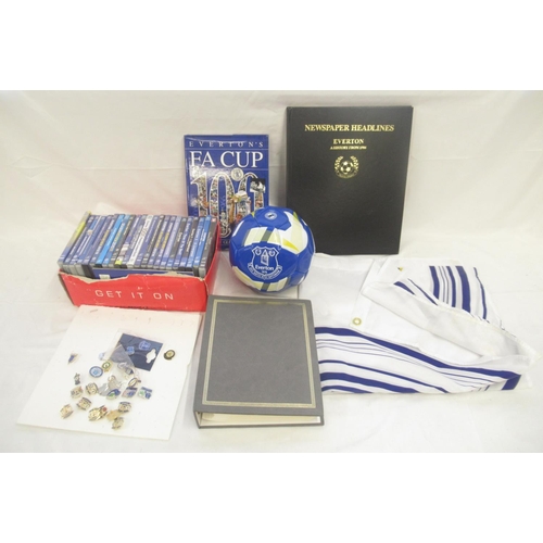 933 - Everton F.C. - mixed collection of Everton F.C. related memorabilia to inc. football, folder cont. M... 