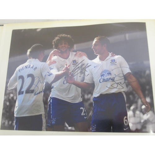 931 - Everton F.C. - Folder cont. various photos of Everton F.C. Teams and players majority signed, with 3... 