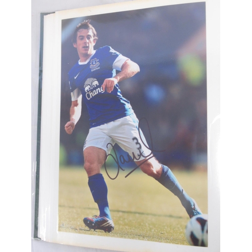 931 - Everton F.C. - Folder cont. various photos of Everton F.C. Teams and players majority signed, with 3... 