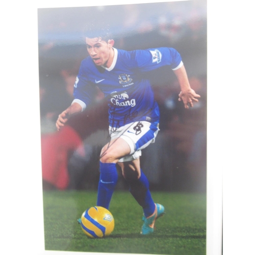 931 - Everton F.C. - Folder cont. various photos of Everton F.C. Teams and players majority signed, with 3... 