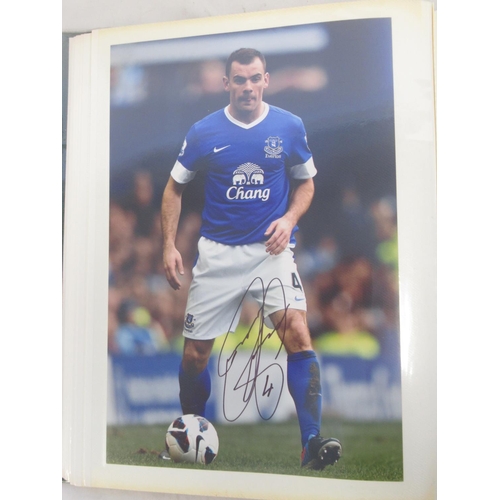 931 - Everton F.C. - Folder cont. various photos of Everton F.C. Teams and players majority signed, with 3... 