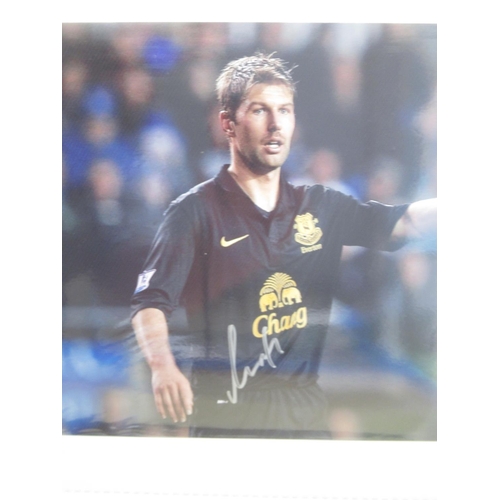 931 - Everton F.C. - Folder cont. various photos of Everton F.C. Teams and players majority signed, with 3... 