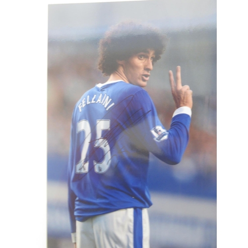 931 - Everton F.C. - Folder cont. various photos of Everton F.C. Teams and players majority signed, with 3... 