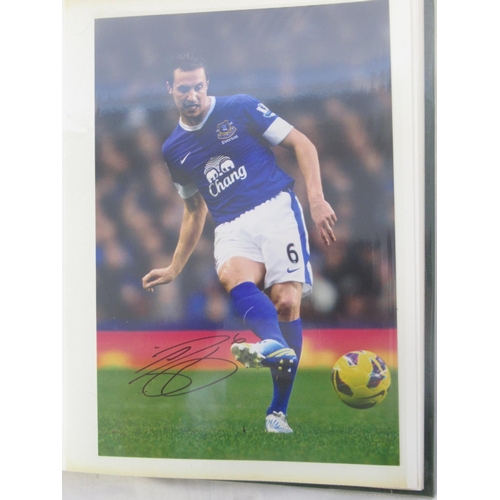 931 - Everton F.C. - Folder cont. various photos of Everton F.C. Teams and players majority signed, with 3... 