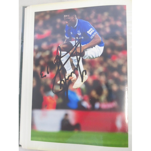 931 - Everton F.C. - Folder cont. various photos of Everton F.C. Teams and players majority signed, with 3... 