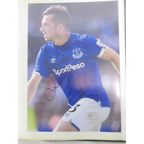 931 - Everton F.C. - Folder cont. various photos of Everton F.C. Teams and players majority signed, with 3... 