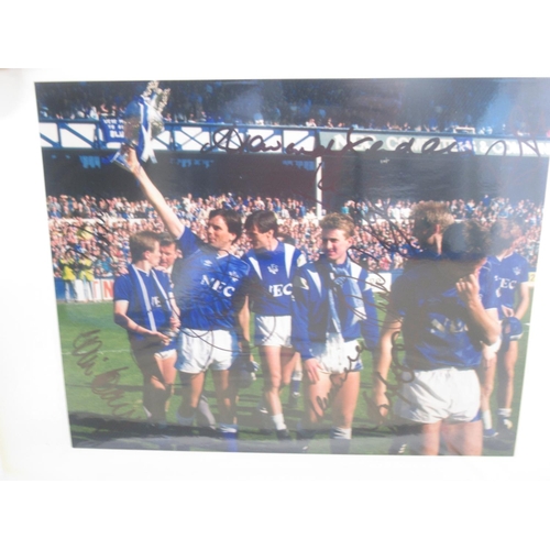 931 - Everton F.C. - Folder cont. various photos of Everton F.C. Teams and players majority signed, with 3... 