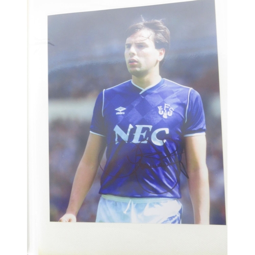 931 - Everton F.C. - Folder cont. various photos of Everton F.C. Teams and players majority signed, with 3... 