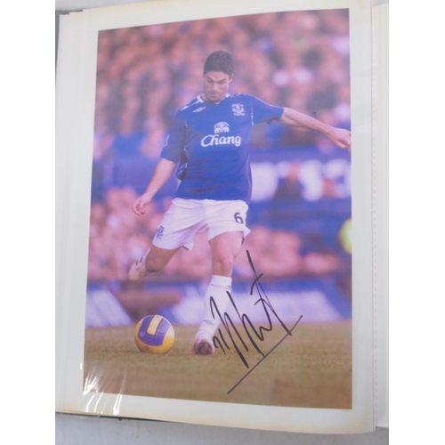 931 - Everton F.C. - Folder cont. various photos of Everton F.C. Teams and players majority signed, with 3... 