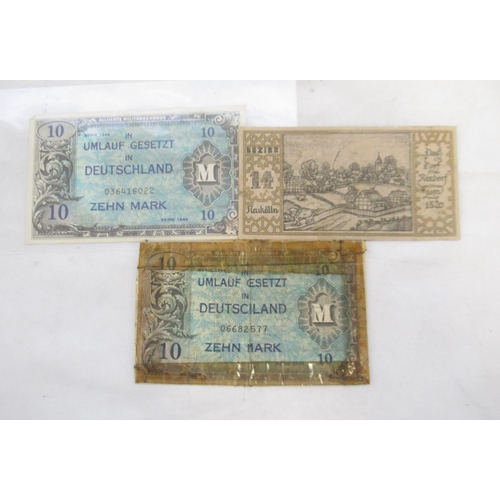 814 - Red banknotes folder cont. c20th Polish, Italian, Algerian and German banknotes (103)