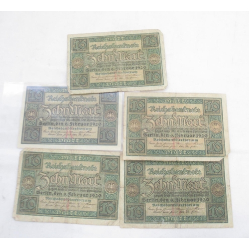 814 - Red banknotes folder cont. c20th Polish, Italian, Algerian and German banknotes (103)