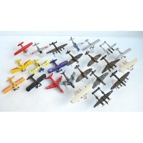 1386 - Collection of small scale painted white metal soldiers (including a small diorama), diecast model ve... 