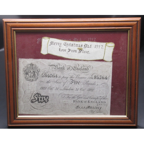 811 - Framed Bank of England 'White' £5 note 1921, signed E.W.Harvey, serial no. C29 85764, London 31 Oct ... 