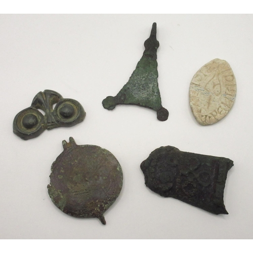 478 - Selection of five metal detectorist finds, to include an Anglo-Scandinavian style gilded harness pen... 